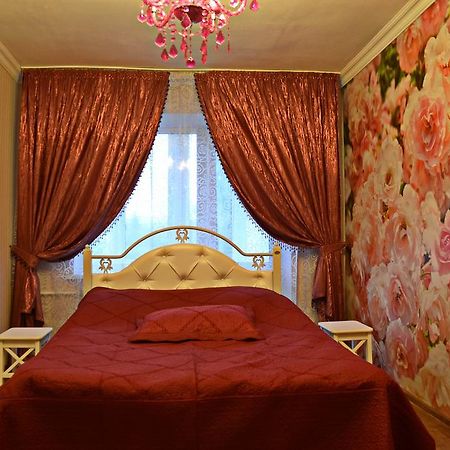 Roses Apartment In The City Center Chernihiv Ngoại thất bức ảnh