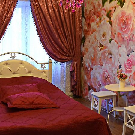 Roses Apartment In The City Center Chernihiv Ngoại thất bức ảnh