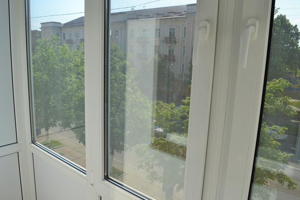 Roses Apartment In The City Center Chernihiv Ngoại thất bức ảnh