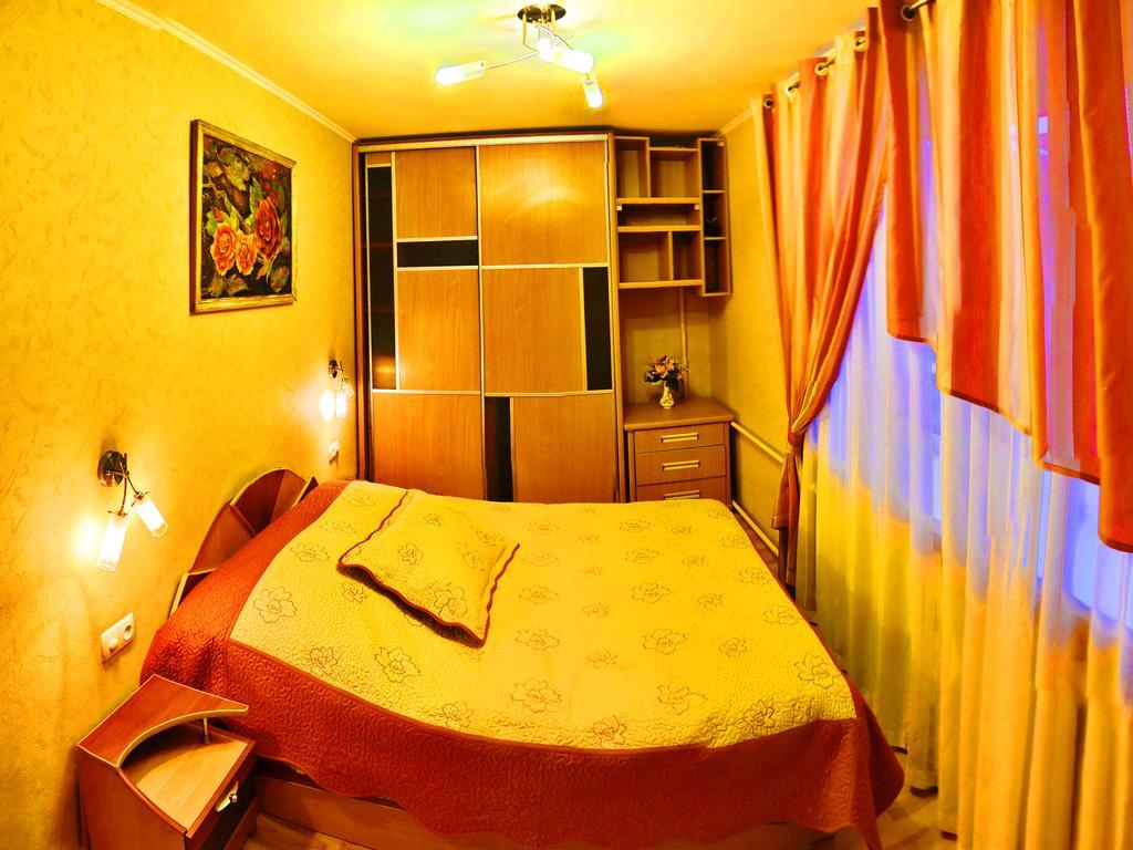 Roses Apartment In The City Center Chernihiv Ngoại thất bức ảnh
