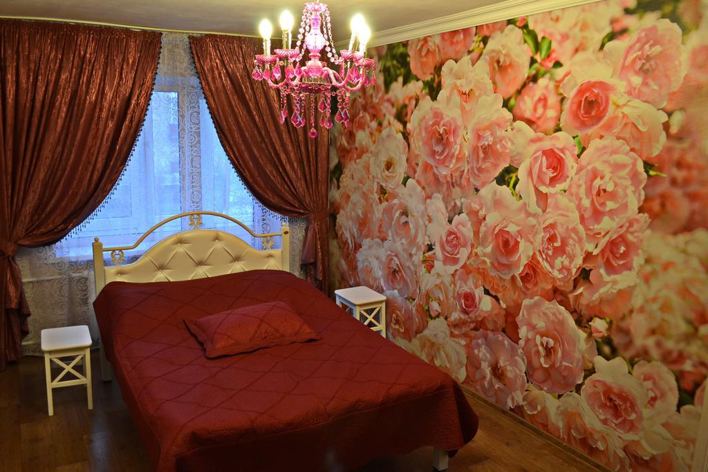 Roses Apartment In The City Center Chernihiv Ngoại thất bức ảnh