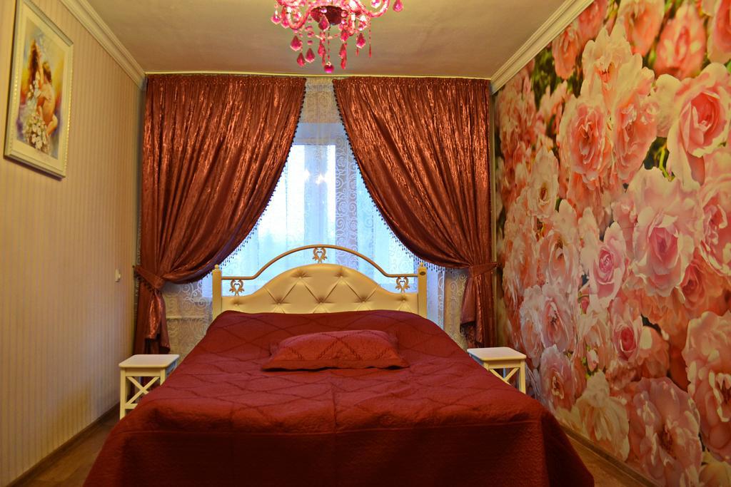Roses Apartment In The City Center Chernihiv Ngoại thất bức ảnh