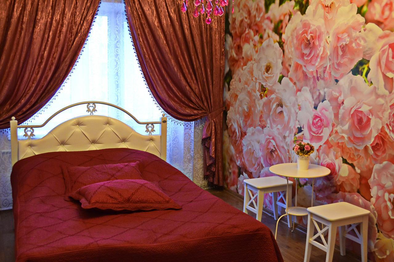 Roses Apartment In The City Center Chernihiv Ngoại thất bức ảnh