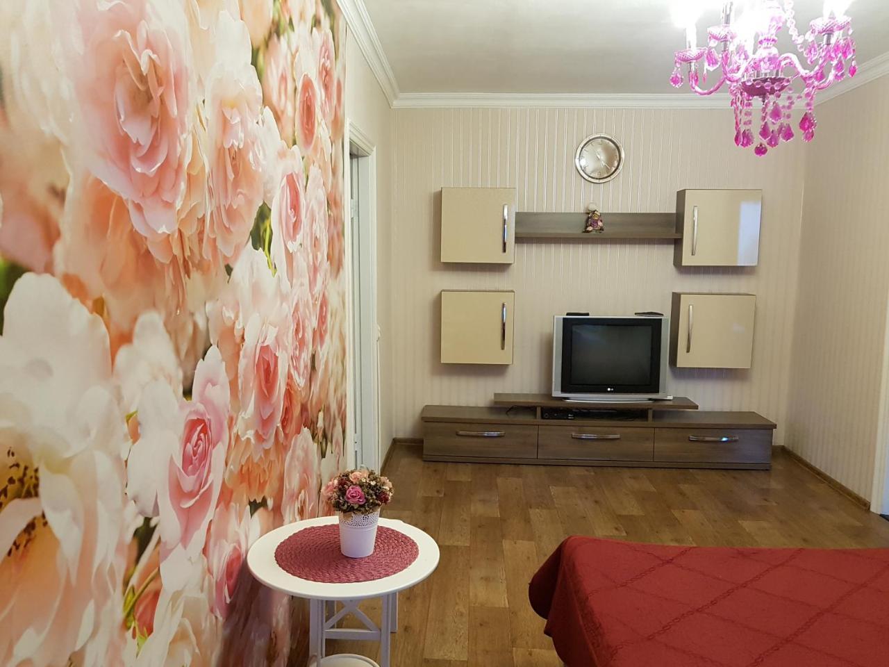 Roses Apartment In The City Center Chernihiv Ngoại thất bức ảnh